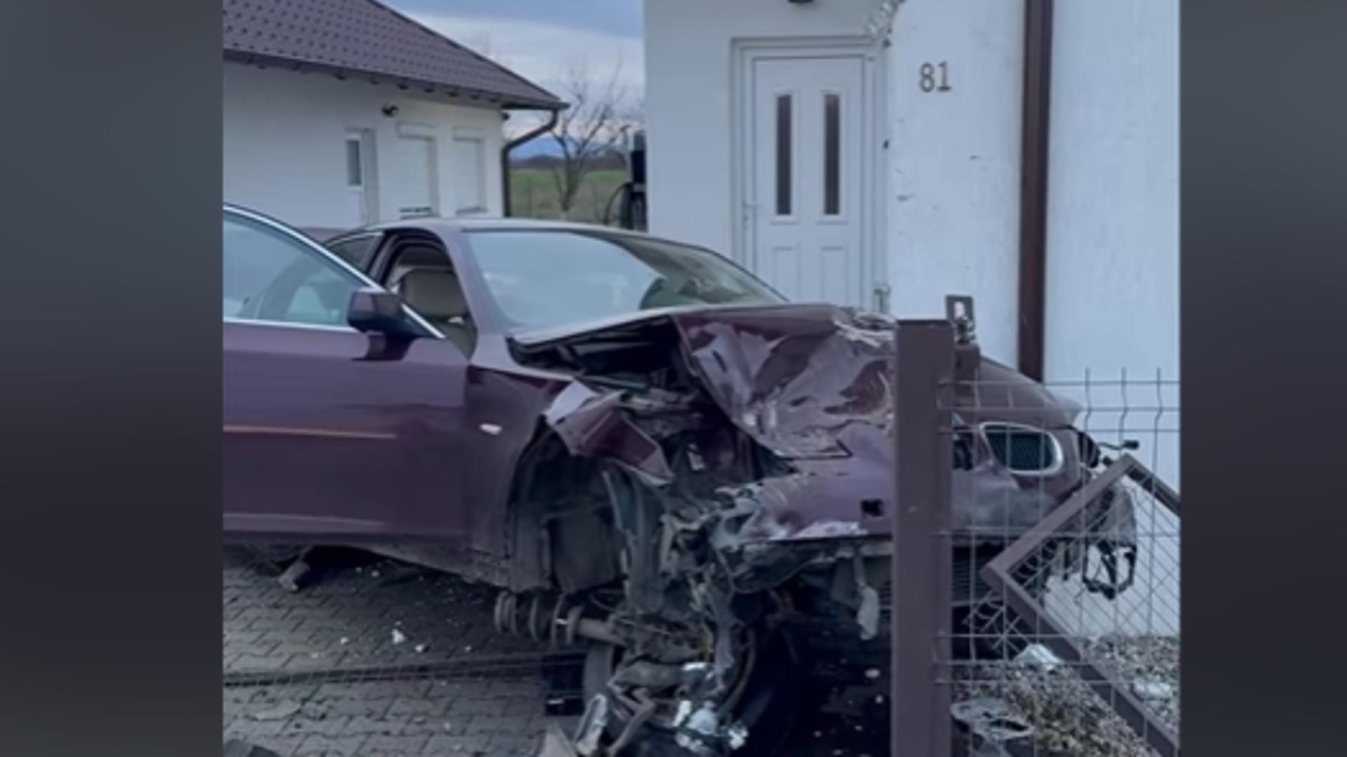 VIDEO. Momentul în care o mașină se izbește violent de o casă, chiar în dimineața de Crăciun. Proprietarul e disperat, impactul i-a distrus structura casei