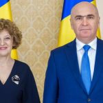 În timp ce Guvernul Bolojan sărăcește poporul, premierul și rezista Oana Gheorghiu își aduc consilieri onorifici la Palatul Victoria