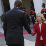Giorgia Meloni, din nou virală: reacția care a stârnit zâmbete la întâlnirea cu președintele Mozambicului. A rămas uimită de înălțimea acestuia