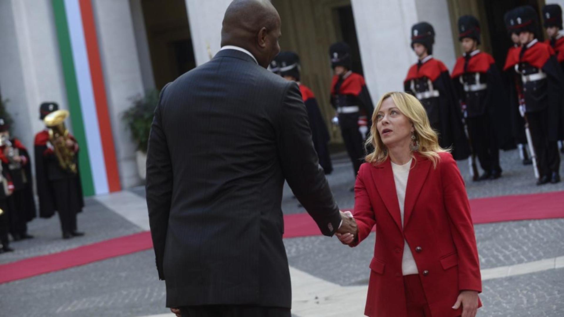 Giorgia Meloni, din nou virală: reacția care a stârnit zâmbete la întâlnirea cu președintele Mozambicului. A rămas uimită de înălțimea acestuia