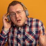 Cele mai ascultate 10 melodii în România în 2025 sunt manele, iar multe dintre ele au versuri de ar face și un birjar să roșească