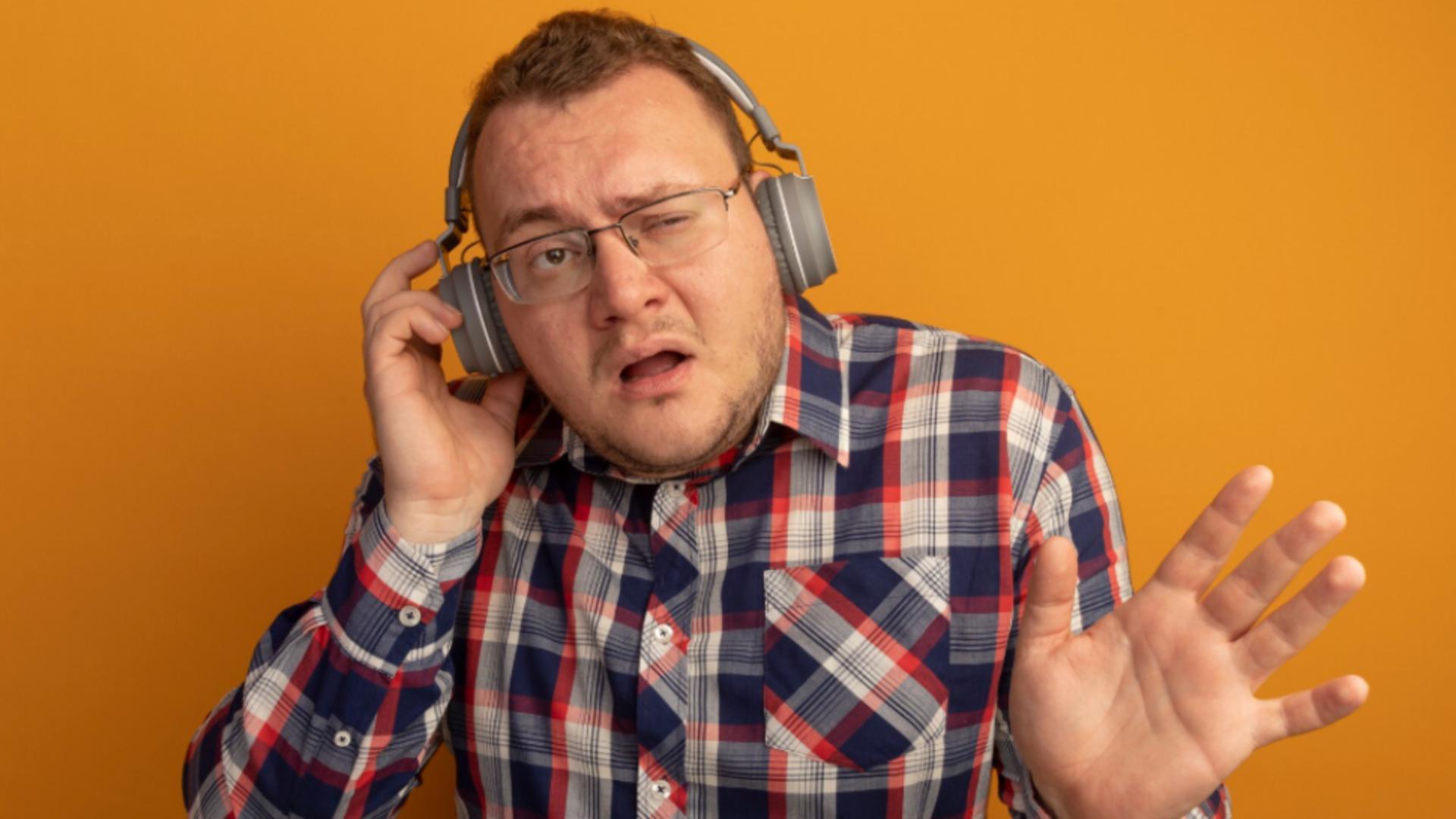 Cele mai ascultate 10 melodii în România în 2025 sunt manele, iar multe dintre ele au versuri de ar face și un birjar să roșească