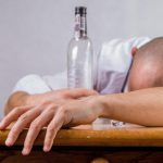 Un tractor condus de un bărbat băut a avariat patru mașini parcate. Suspectul nu avea permis și a fost reținut