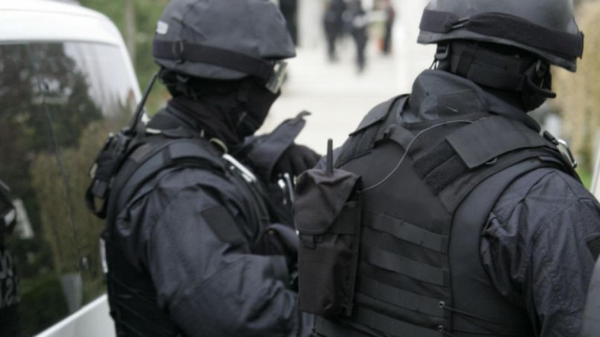 Zeci de percheziții la oameni care făceau acte false pentru ruși. Sunt implicaţi cetăţeni ucraineni, ajutaţi de avocaţi din Baroul Bucureşti