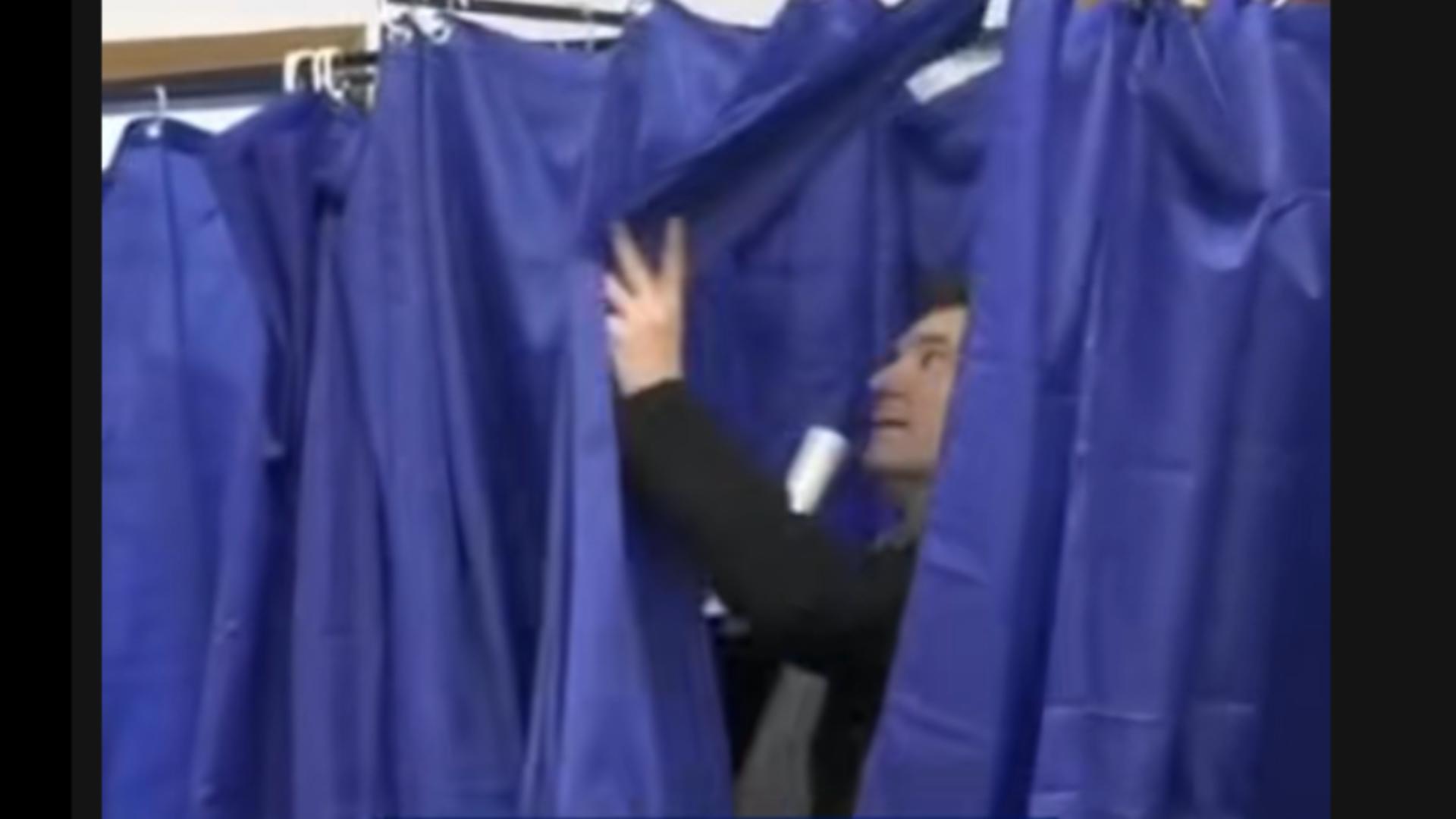 O nouă gafă a lui Nicușor Dan. Președintele s-a rătăcit la vot, în „luptă” cu perdeaua cabinei