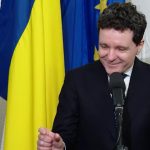 Țara arde, Nicușor Dan hăhăie prin țara lui Moș Crăciun – VIDEO