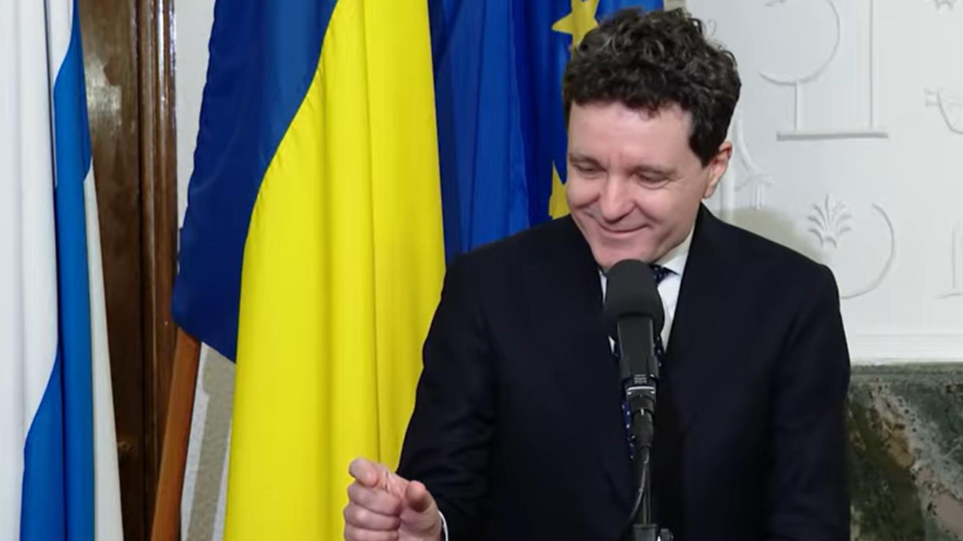 Țara arde, Nicușor Dan hăhăie prin țara lui Moș Crăciun – VIDEO