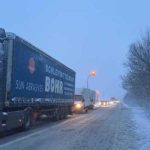 Viscol la sol pe DN 6. Deszăpezirea, îngreunată de ninsorile viscolite