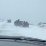 Ninsoarea și viscolul face prăpăd pe drumuri. Trafic paralizat în Brebeni, șoferii împing mașini înzăpezite – VIDEO