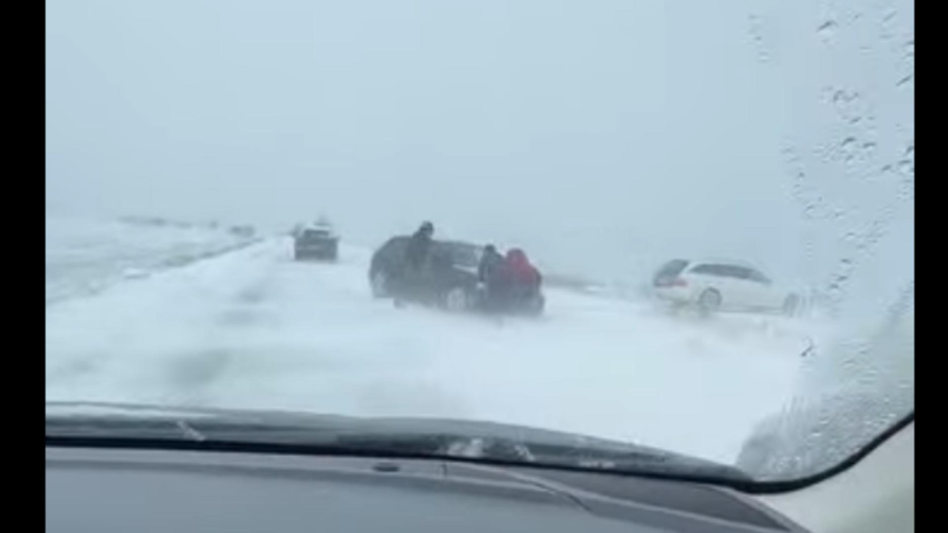 Ninsoarea și viscolul face prăpăd pe drumuri. Trafic paralizat în Brebeni, șoferii împing mașini înzăpezite – VIDEO