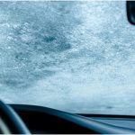 Cum dezgheți parbrizul iarna. Trucurile simple care te scapă de o mare bătaie de cap