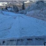 Vijelia din ultimele zile a făcut ravagii în Poiana Brașov. Pârtiile, acoperite în mare parte cu un strat de zăpadă artificială, au fost deteriorate