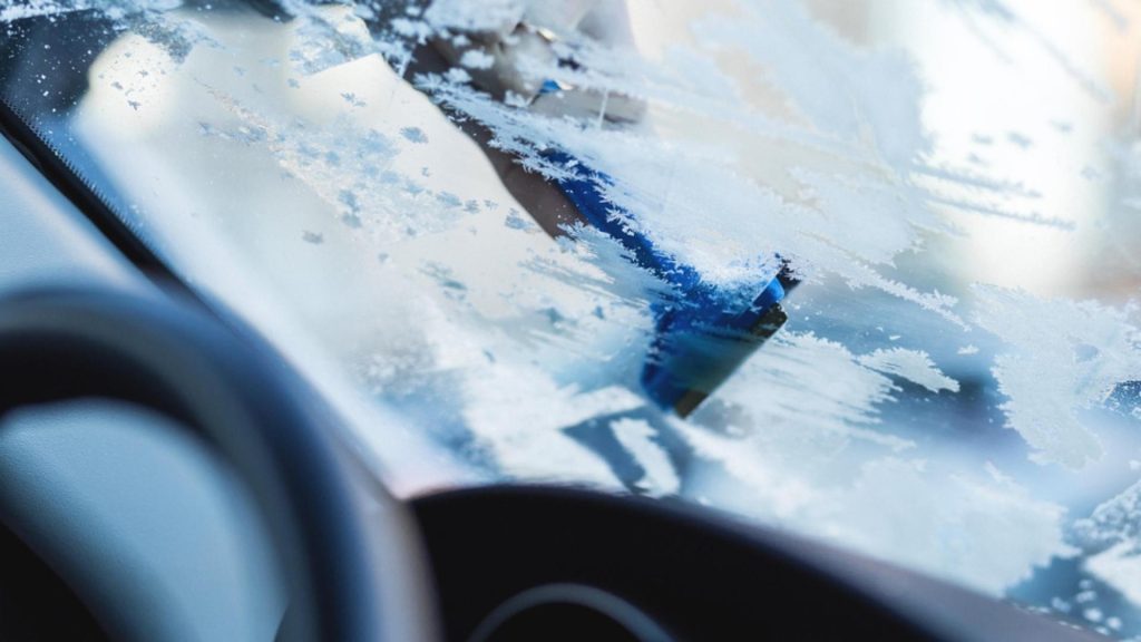 Metodă simplă și utilă de a dezgheța parbrizul: trucul recomandat de un specialist cu experiență NASA