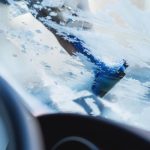 Metodă simplă și utilă de a dezgheța parbrizul: trucul recomandat de un specialist cu experiență NASA
