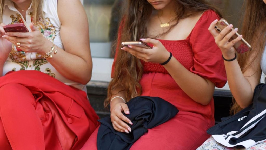 Din ce în ce mai multe femei își scot coastele pentru o talie de viespe. O tânără povestește experiența dureroasă