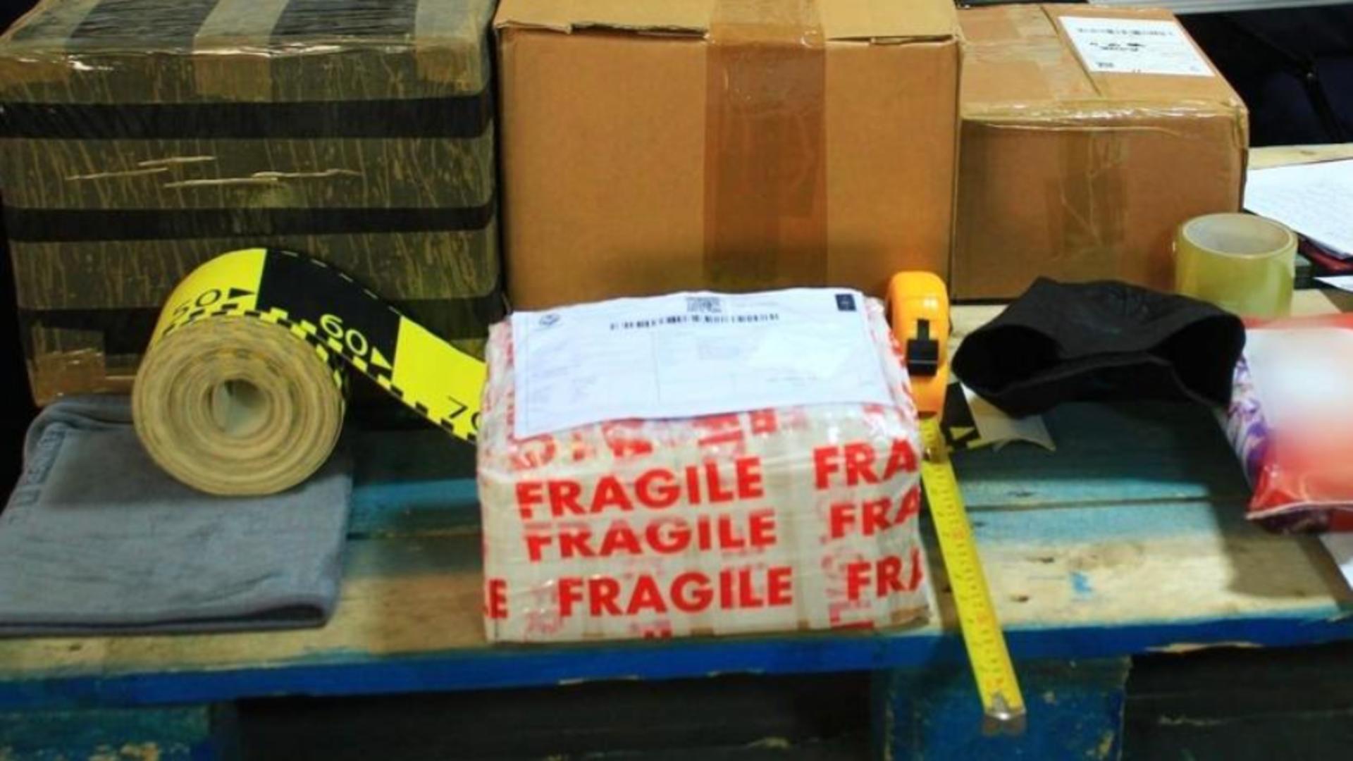 Percheziții-maraton la firme de curierat din Tulcea: captură uriașă de materiale pirotehnice