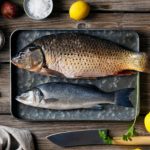 Cum să cureți peștele de solzi fără să alunece din mână. Trucul pe care trebuie să-l cunoască toate gospodinele