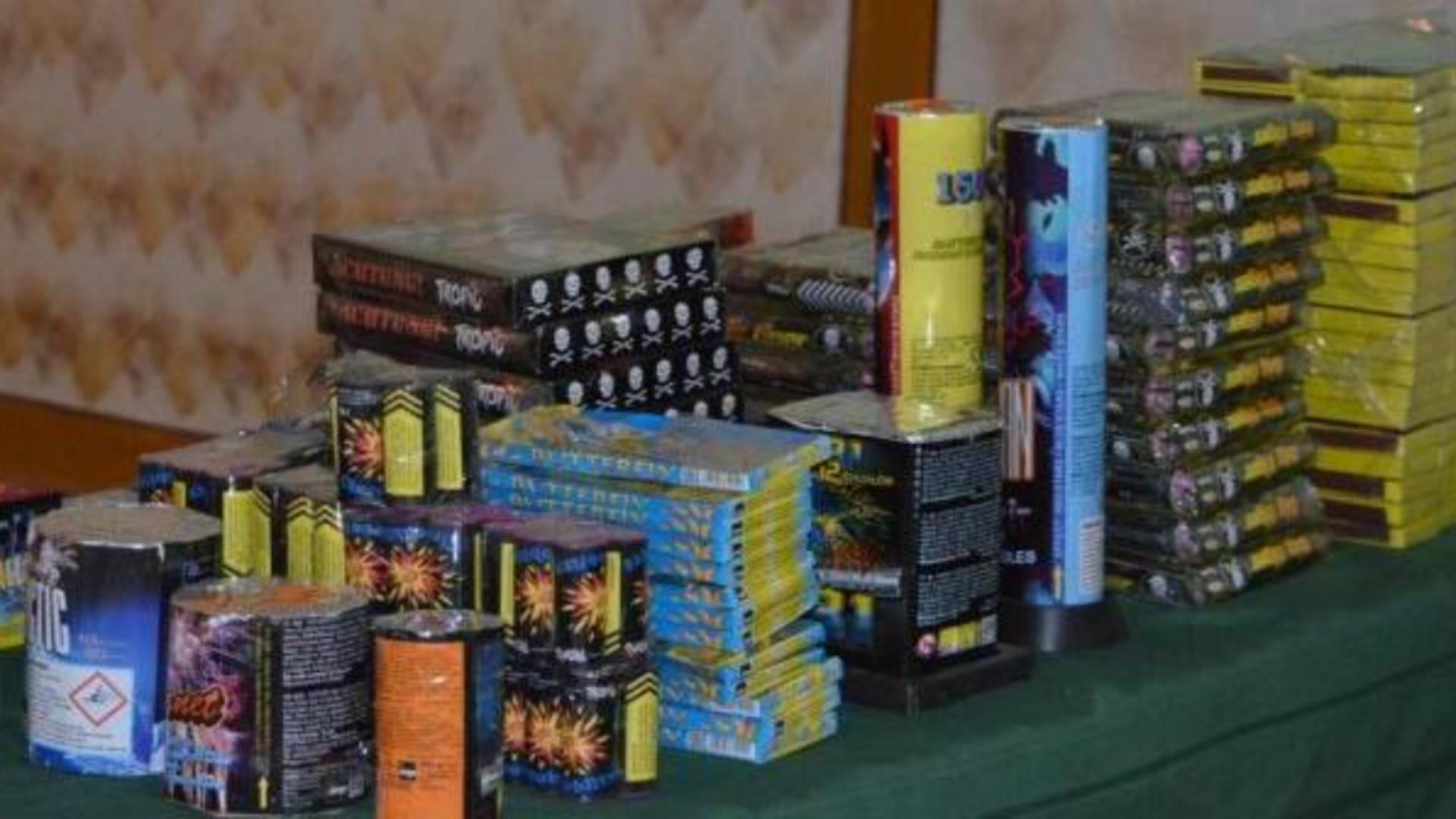 Peste 10 tone de petarde și artificii ilegale ridicate de către polițiști în urma unor percheziții. Un bărbat a fost reținut