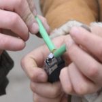 Doi copii de 8 şi 11 ani, răniţi după ce s-au jucat cu o petardă