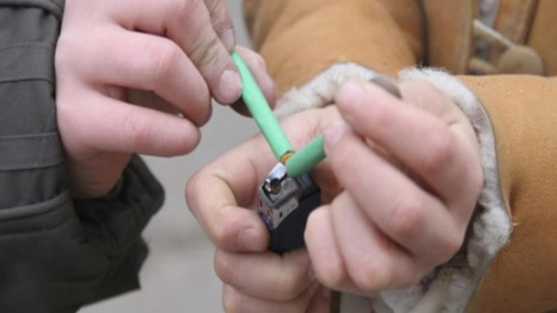 Doi copii de 8 şi 11 ani, răniţi după ce s-au jucat cu o petardă