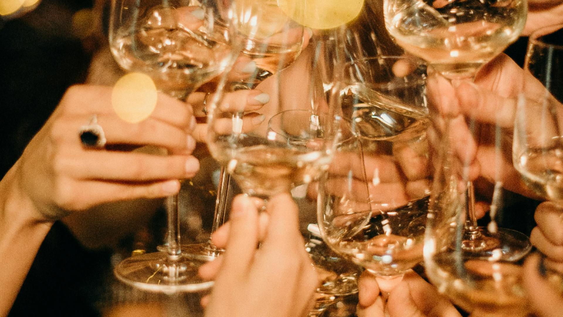 Cele mai bizare tradiții și superstiții de Revelion la nivel global. Obiceiuri ciudate care aduc noroc