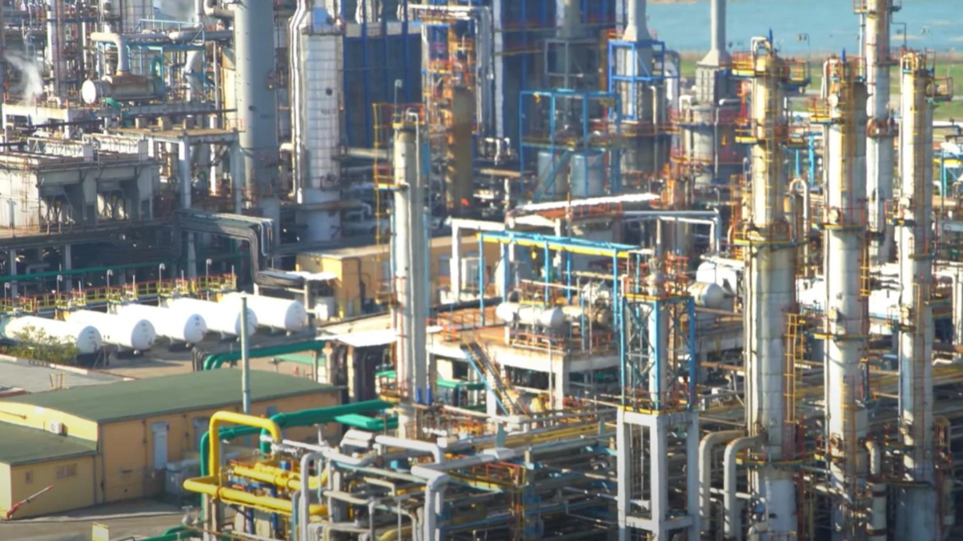 Rompetrol ia în calcul închiderea temporară a celei mai mari rafinării, din cauza presiunii taxelor. Decizia ar avea efecte dramatice