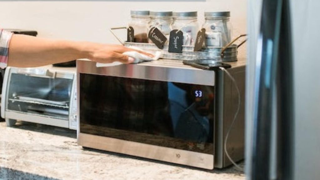 Buretele umed în cuptorul cu microunde, secretul care aruncă într-un colț de umbră detergenții. Trucul care a înnebunit internetul