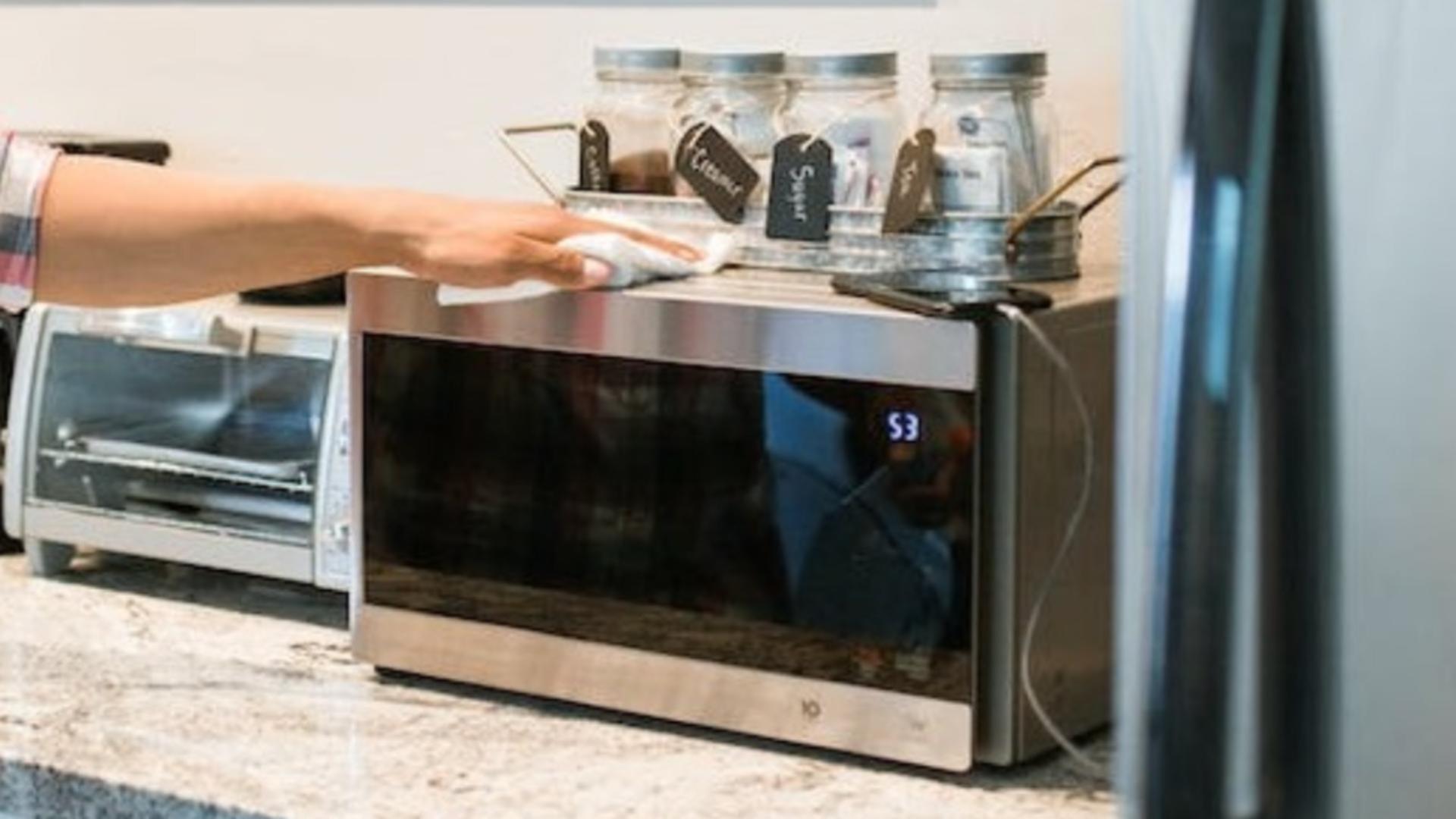 Buretele umed în cuptorul cu microunde, secretul care aruncă într-un colț de umbră detergenții. Trucul care a înnebunit internetul