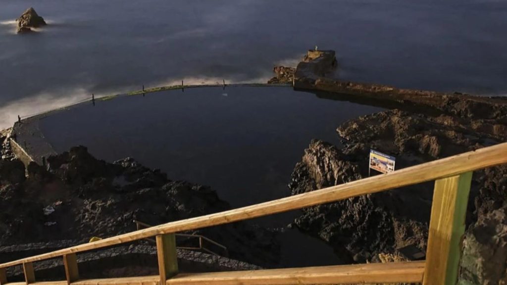 Doi români au murit în Tenerife, după ce un val uriaș i-a izbit de stânci și i-a tras în ocean- VIDEO