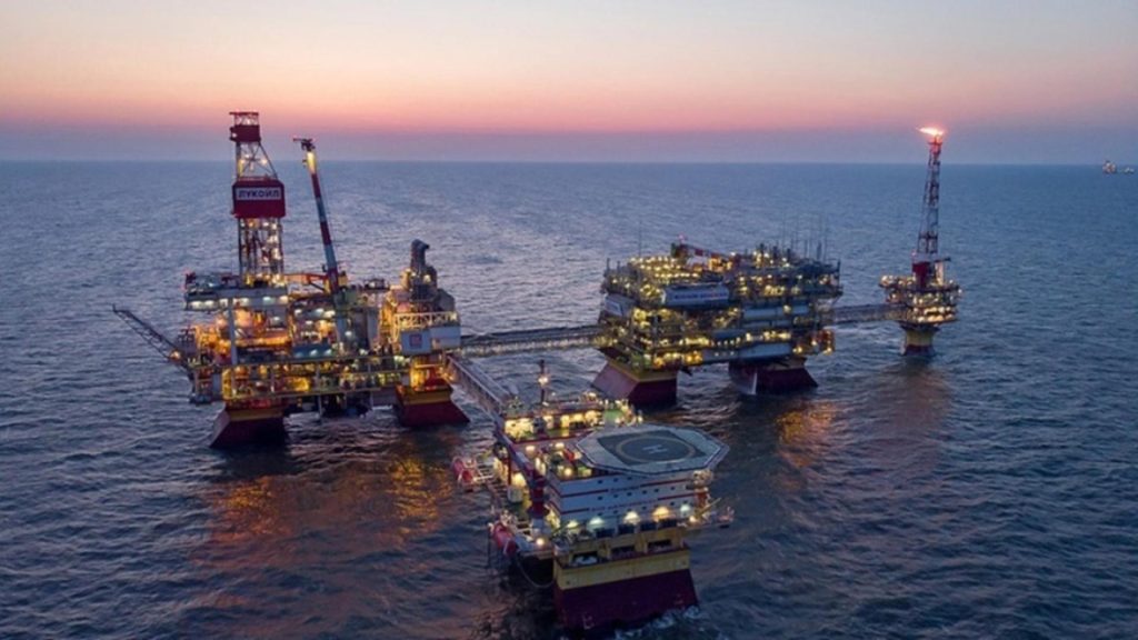 Ucraina atacă din nou instalațiile petroliere rusești din Marea Caspică. Două platforme Lukoil, lovite de drone