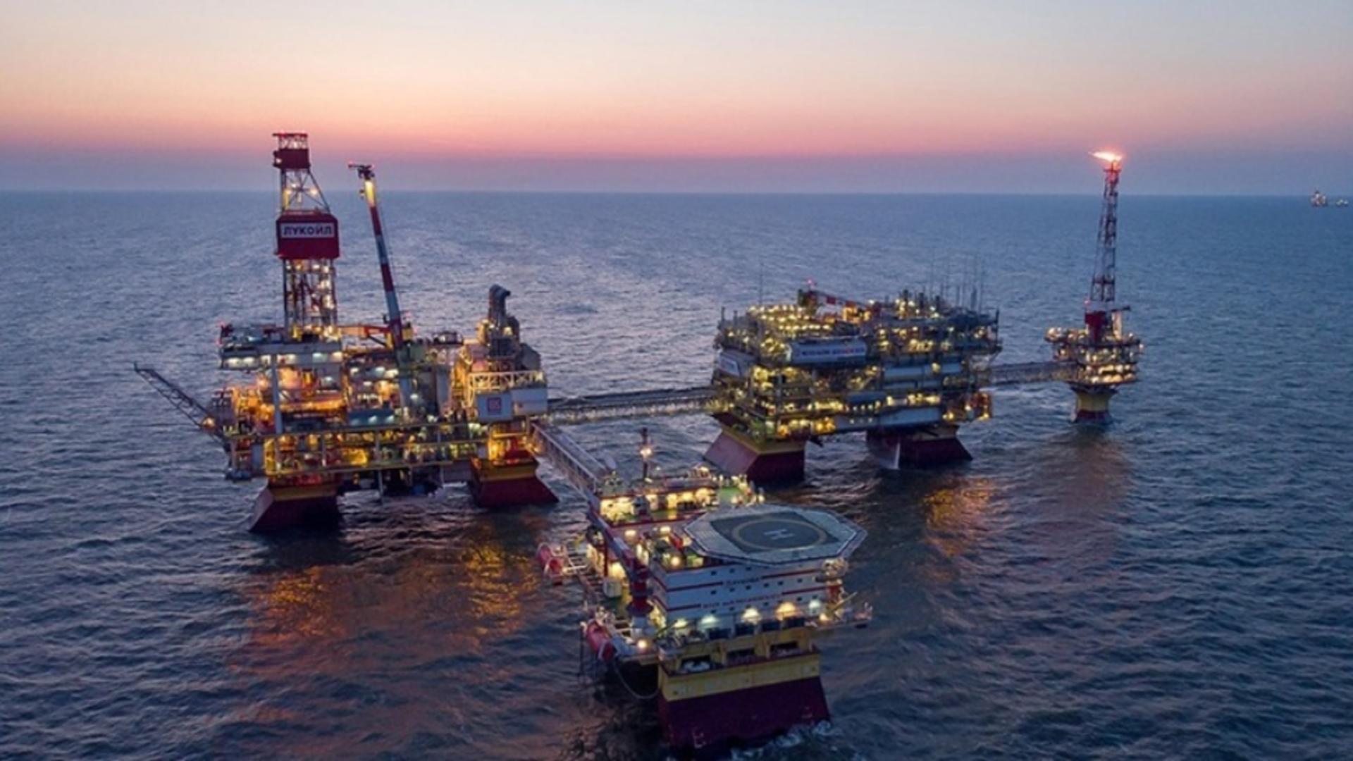Ucraina atacă din nou instalațiile petroliere rusești din Marea Caspică. Două platforme Lukoil, lovite de drone