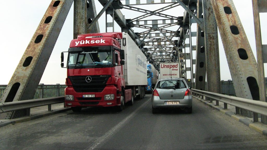 Mare atenție, șoferi! Circulația pe Podul Prieteniei a fost reluată pe ambele sensuri, pe perioada sărbătorilor de iarnă