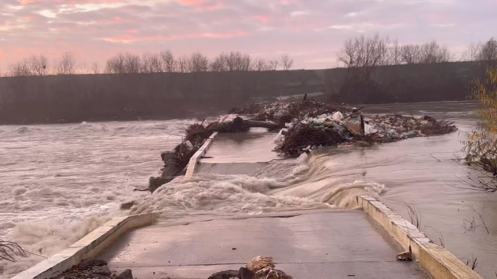 Dezastru la 20 de kilometri de Capitală: podul de peste Argeș de la Budești s-a prăbușit din cauza deversărilor de la baraje