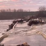 Dezastru la 20 de kilometri de Capitală: podul de peste Argeș de la Budești s-a prăbușit din cauza deversărilor de la baraje