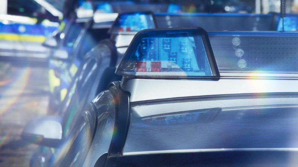 O mamă a murit după ce s-a aruncat de la etajul 10 cu gemenii de 3 ani în brațe. Copiii se află în stare critică