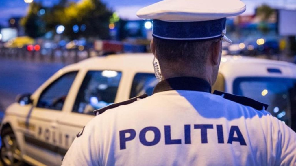 Trei persoane transportate la spital după ce două maşini s-au ciocnit, iar unul dintre vehicule s-a răsturnat, în București