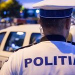 Trei persoane transportate la spital după ce două maşini s-au ciocnit, iar unul dintre vehicule s-a răsturnat, în București