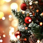 Greșeala banală care îți distruge bradul de Crăciun. Acest obicei aparent inofensiv îi grăbește uscarea