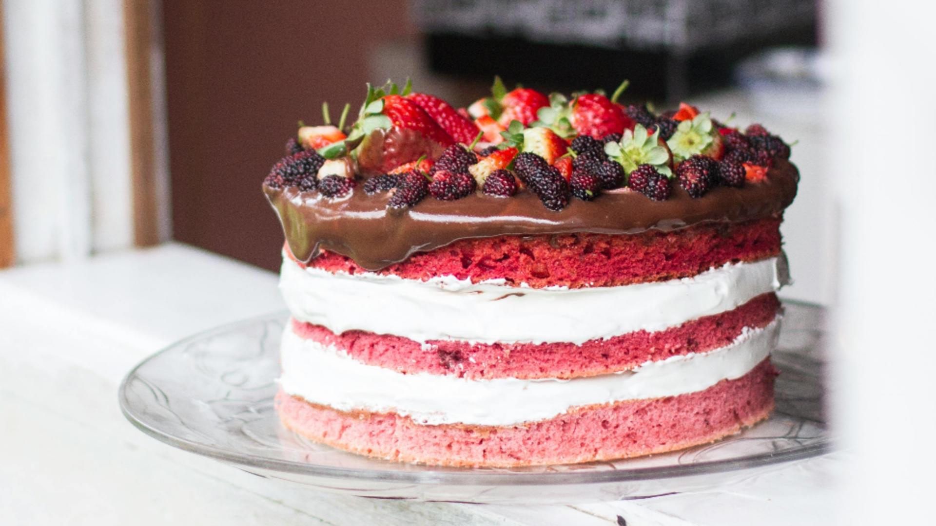 Prăjitură cu vișine ,,Deliciu”. Un desert perfect pentru noaptea de Revelion