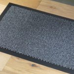 Ce să pui sub preșul de la intrare în perioada iernii. Trucul simplu și eficient care menține podeaua uscată