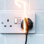 Aparatul pe care îl folosești zilnic ar putea fi cauza unui incendiu în plină iarnă. Se poate ajunge la o suprasarcină periculoasă