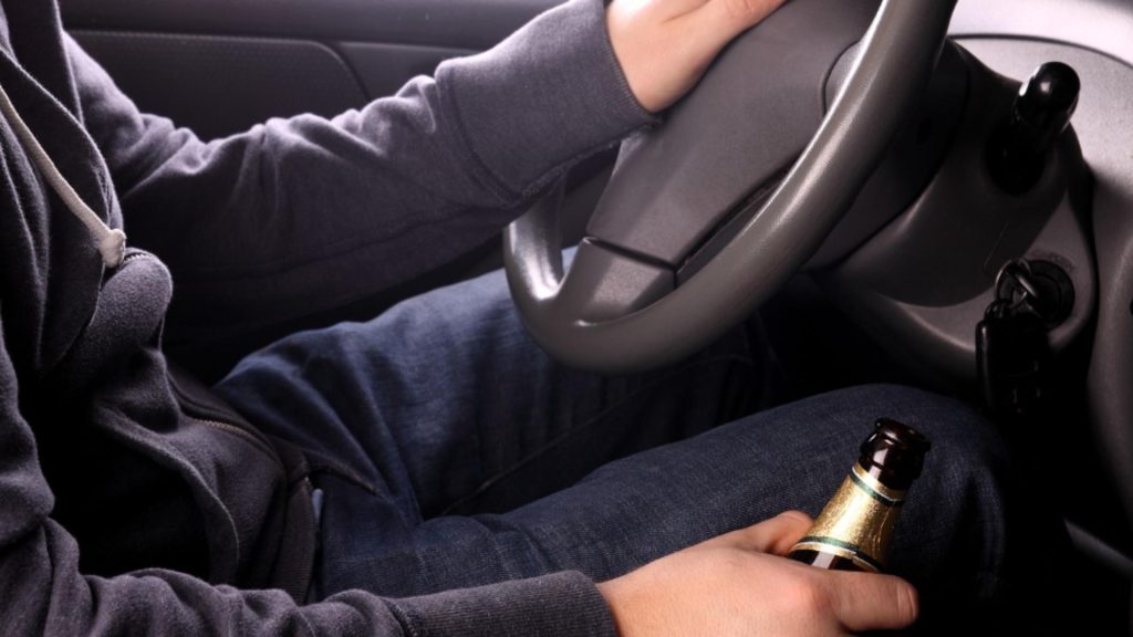 Șofer băut, implicat într-un accident cu o mașină de poliție. Bărbatul a fost reținut