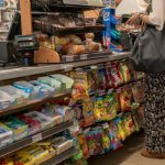 Micile magazine sătești ar putea fi obligate să suplinească lipsa bancomatelor și să le elibereze numerar clienților