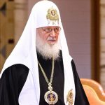 A fost descoperită amanta secretă a Patriarhului Kiril. „Verișoara îndepărtată” îl însoțește în deplasările externe și îi administrează averea