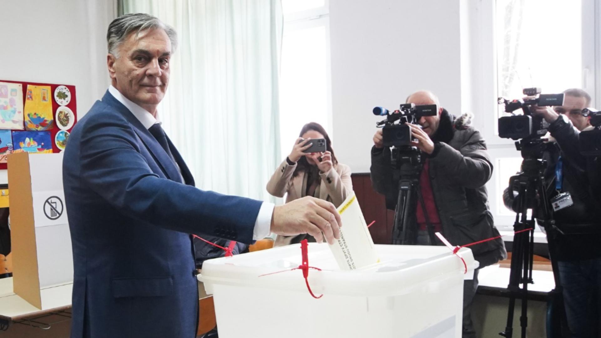 Anulare parțială a alegerilor din Bosnia din cauza „neregulilor”. Diferența dintre cei doi contracandidați este de sub 10.000 de voturi