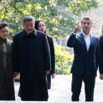 Macron face baie de mulțime în China, reziștii tac mâlc