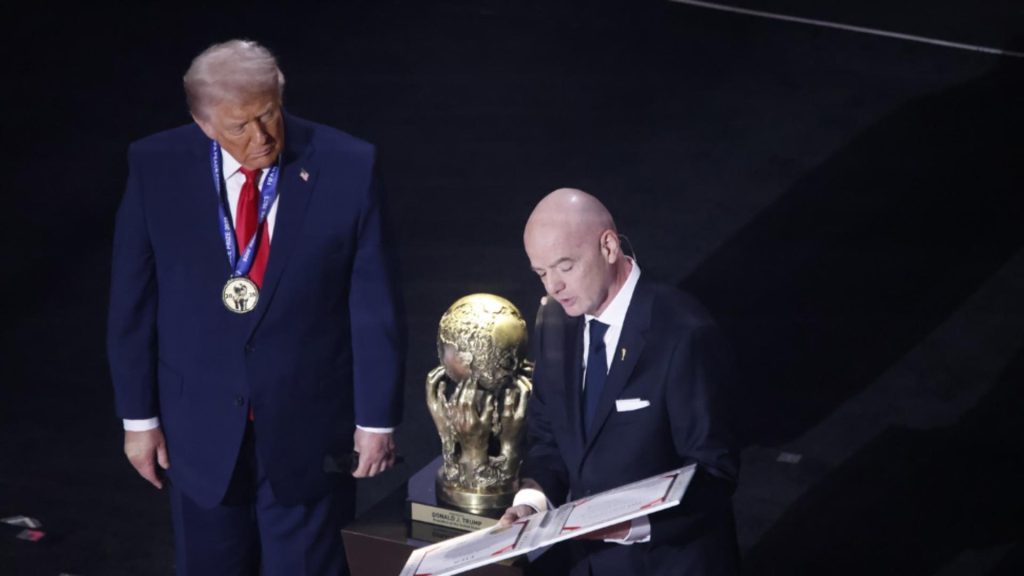 Scandal uriaș la tragerea la sorți a grupelor CM 2026. Donald Trump, acuzat de propagandă politică, după ce a primit Premiul FIFA pentru Pace