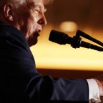 Casa Albă explică motivul pansamentelor de pe mâna lui Donald Trump: „De la strângeri de mâini și aspirină zilnică”