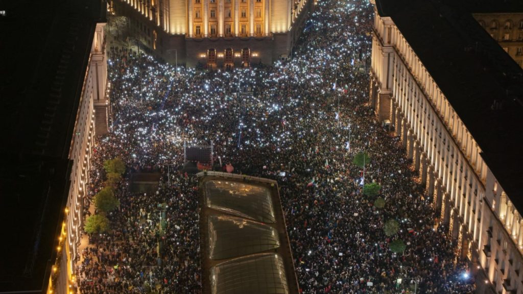 Bulgaria stă pe un butoi de pulbere. Zeci de miin de oameni nemulțumiți de măsurile fiscale cer, în stradă, demisia guvernului,  – VIDEO