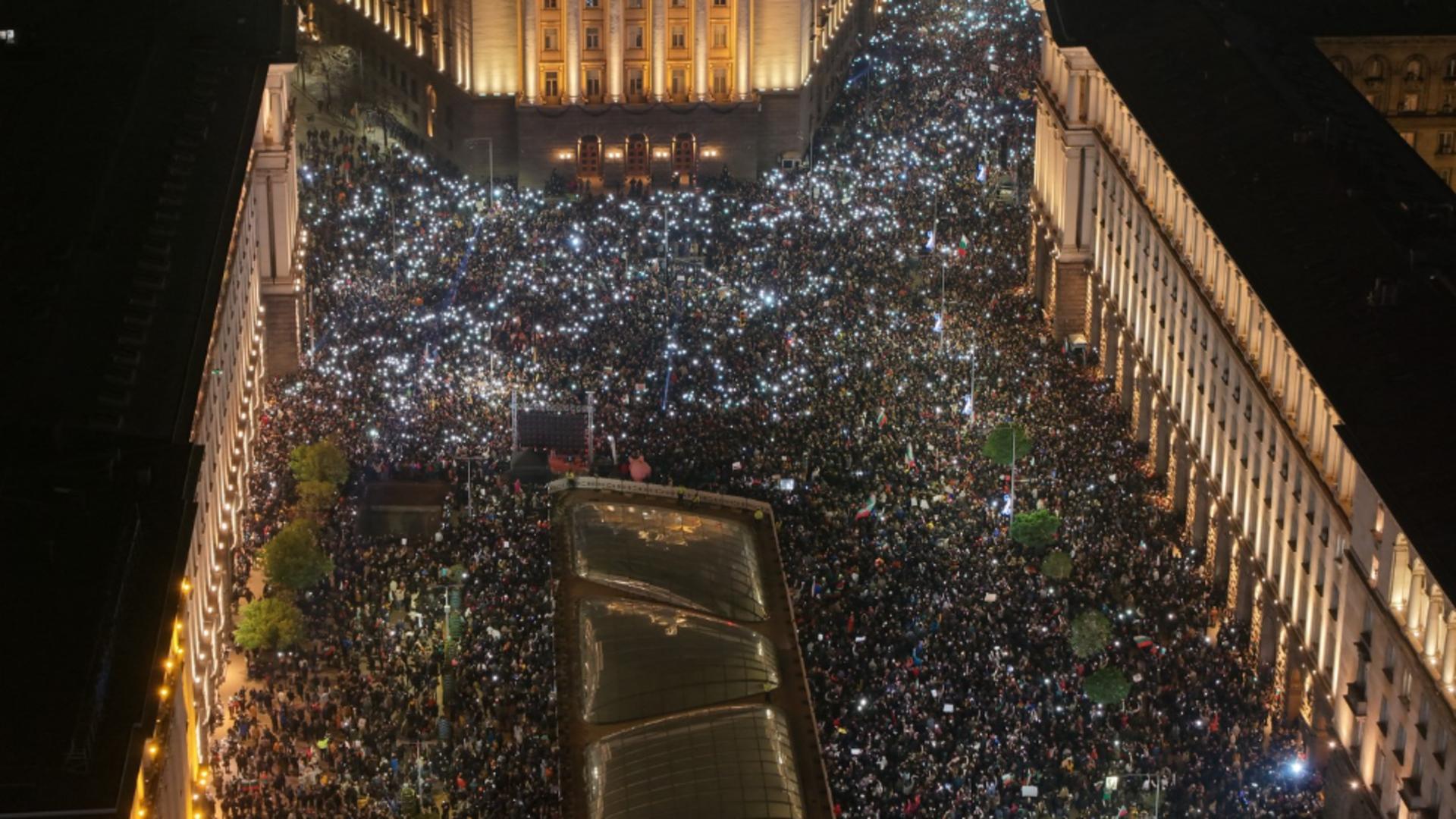 Bulgaria stă pe un butoi de pulbere. Zeci de miin de oameni nemulțumiți de măsurile fiscale cer, în stradă, demisia guvernului,  – VIDEO